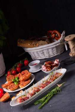  Pastırmaya sarılmış hurmalar ve lezzetli mezeler.