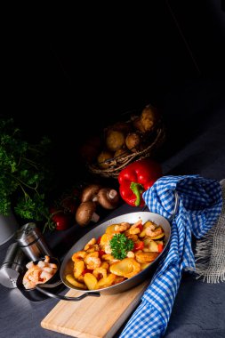 Lezzetli kızarmış patates ve karides tavası.