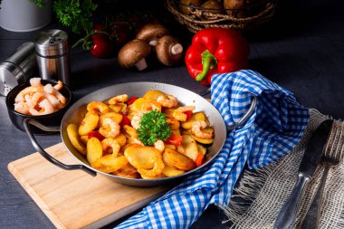 Lezzetli kızarmış patates ve karides tavası.