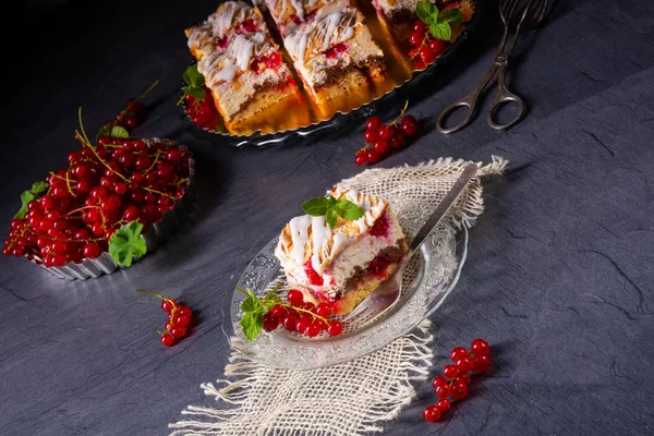 Сирний торт з біфштексом і червоною смородиною — стокове фото