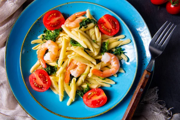 Strozzapreti těstoviny se špenátem a krevetami — Stock fotografie