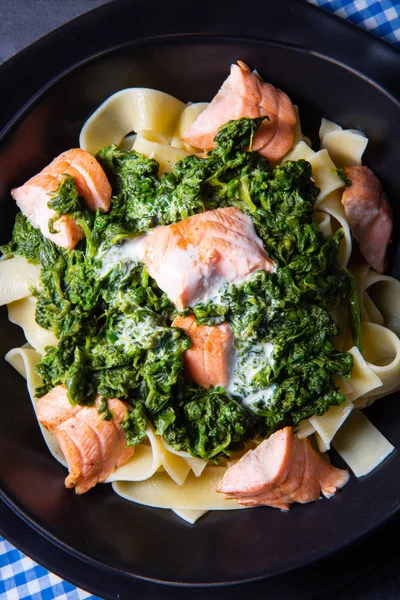 Pasta de pappardelle con espinacas cremosas y salmón frito —  Fotos de Stock