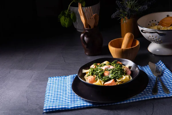 带奶油菠菜和炸鲑鱼的帕帕代尔意大利面 — 图库照片