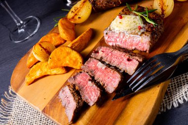 Rus usulü tereyağlı biftek, otlar ve patates dilimleri.