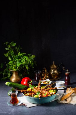 Körili pilav ve farklı sebzelerle kuzu şiş.