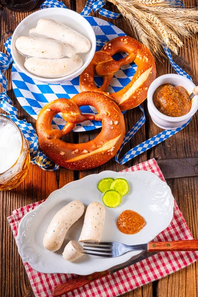 Pretzels Weisswurst y cerveza para Oktoberfest — Foto de Stock