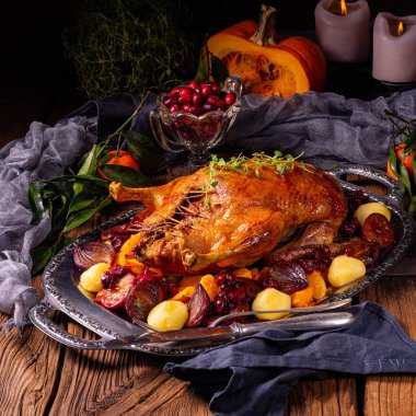 patates köfte ve erik ile kızarmış ördek