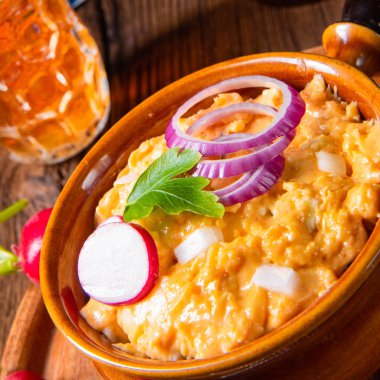 Turp ve soğanlı rustik Bavyera obazda