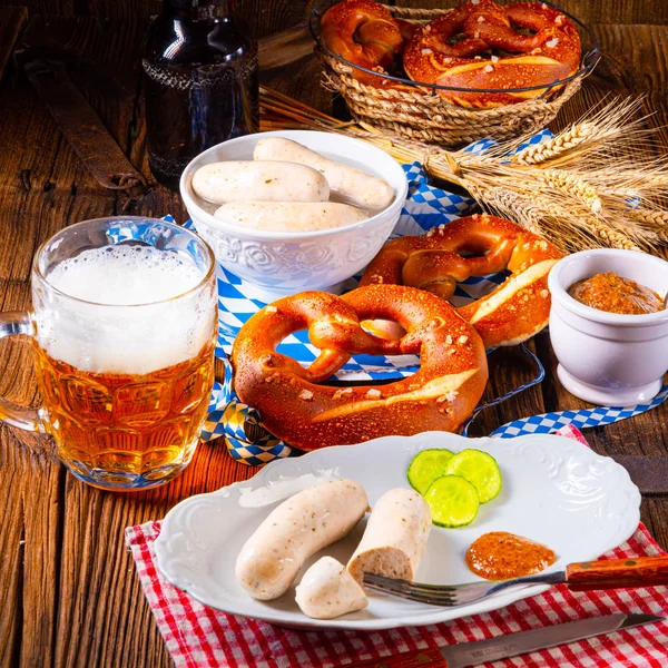 Weißwurstbrezeln und Bier zum Oktoberfest — Stockfoto