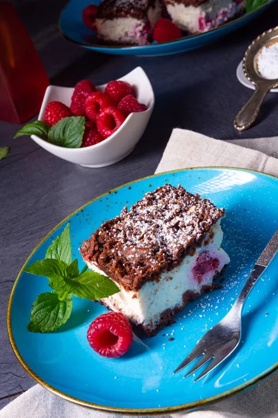 Чизкейк с малиновым маслом и шоколадом — стоковое фото