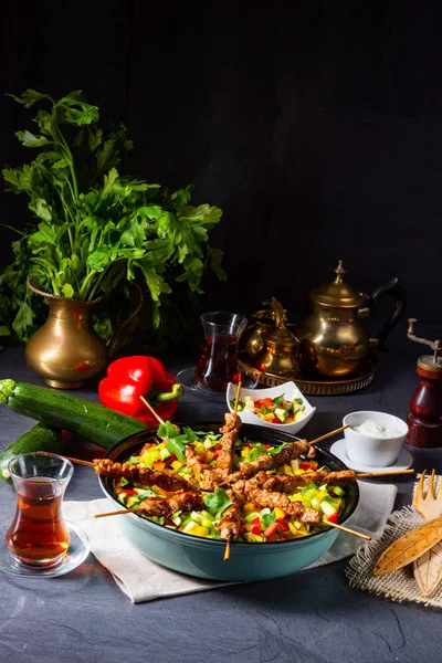 Espetos de cordeiro com arroz de caril e legumes diferentes — Fotografia de Stock