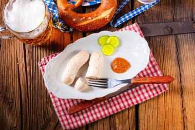 Ekim Festivali için Weisswurst krakerleri ve bira.