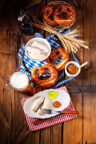 Weißwurstbrezeln und Bier zum Oktoberfest — Stockfoto