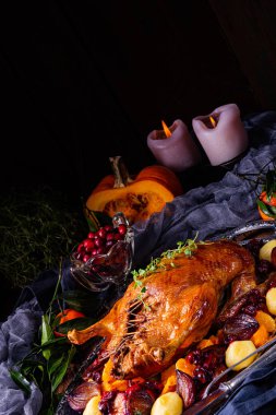 patates köfte ve erik ile kızarmış ördek