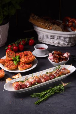  Pastırmaya sarılmış hurmalar ve lezzetli mezeler.