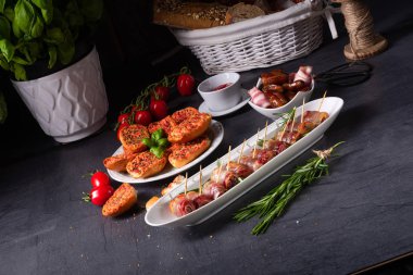  Pastırmaya sarılmış hurmalar ve lezzetli mezeler.