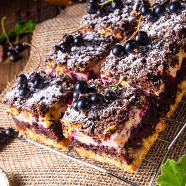 Teneke kutudan meyveli ve şekerli Polonya pastası.