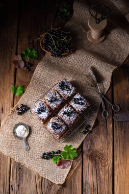Teneke kutudan meyveli ve şekerli Polonya pastası.