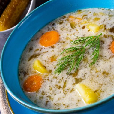 Polonya ekşi salatalık çorbası veya salatalık çorbası..