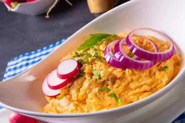 Turplu ve soğanlı mükemmel Bavyera obazda.