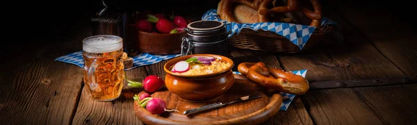 Rustikale bayerische Obazda mit Radieschen und Zwiebeln — Stockfoto