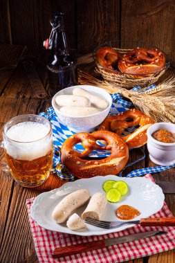 Ekim Festivali için Weisswurst krakerleri ve bira.