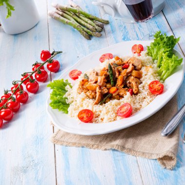 Pirinç, kuşkonmaz ve kırmızı biberli hindi yahnisi.