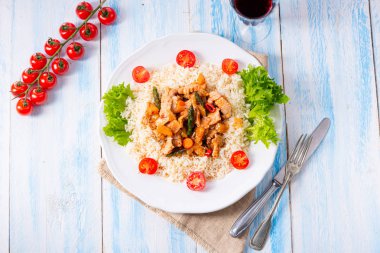 Pirinç, kuşkonmaz ve kırmızı biberli hindi yahnisi.