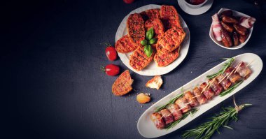  Pastırmaya sarılmış hurmalar ve lezzetli mezeler.