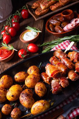 Pastırmaya sarılmış taşralı hurmalar ve taze kızarmış patates..