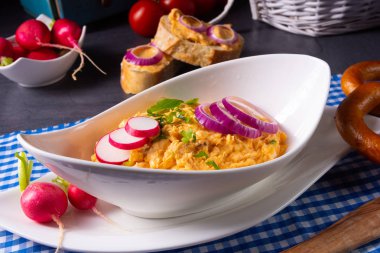 Turplu ve soğanlı mükemmel Bavyera obazda.