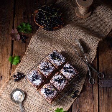 Teneke kutudan meyveli ve şekerli Polonya pastası.