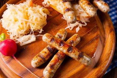 Rus usulü lahana turşulu sucuklu sucuk ve rulo.