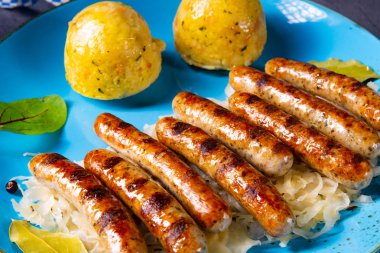 turşu kraut ve köfte ile thüringen bratwurst