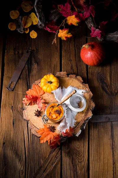 Een herfst rustieke ingeblikte pompoen, — Stockfoto