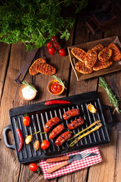 Salsicha chili chouriço com bruschetta de tomate — Fotografia de Stock