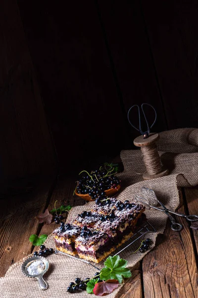 果物やスプリンクルと錫からポーランドのケーキ — ストック写真