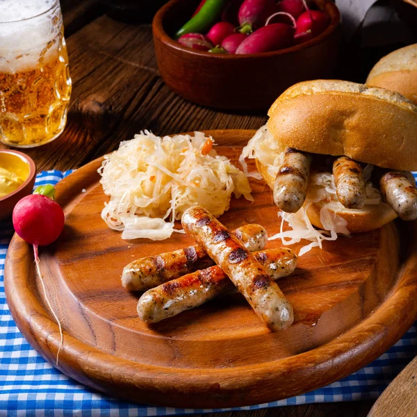 Rus usulü lahana turşulu sucuklu sucuk ve rulo.