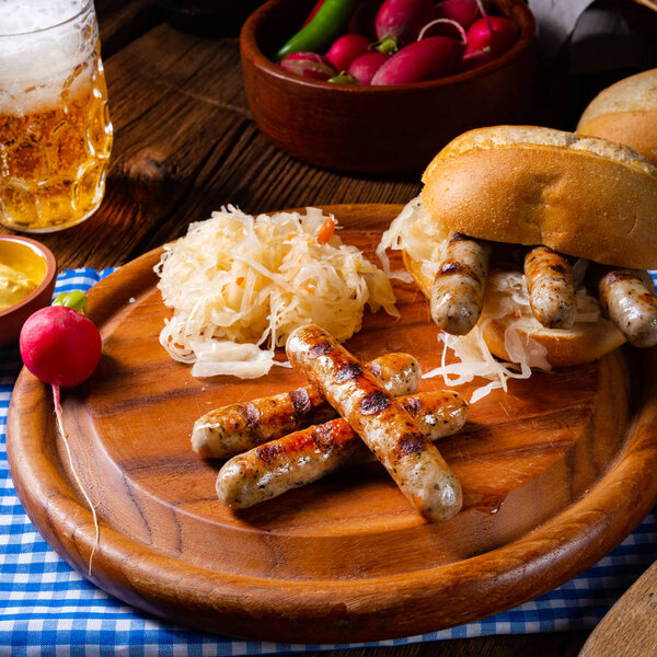 деревенские тюрингские колбаски с квашеной капустой