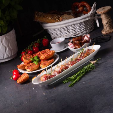 Pastırmaya sarılmış hurmalar ve lezzetli mezeler.