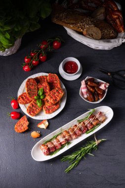 Pastırmaya sarılmış hurmalar ve lezzetli mezeler.