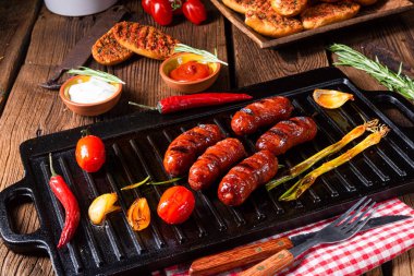 Pastırmaya sarılmış taşralı hurmalar ve taze kızarmış patates..