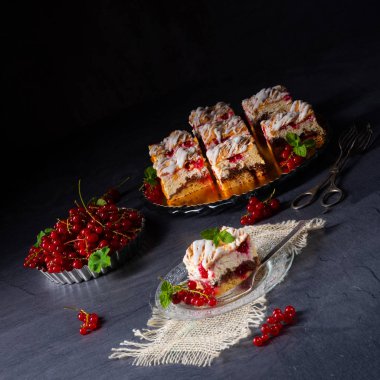 Kremalı ve üzümlü peynirli kek.