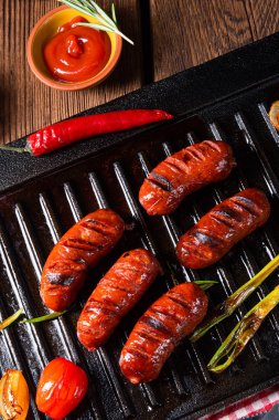 Pastırmaya sarılmış taşralı hurmalar ve taze kızarmış patates..