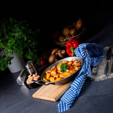 Lezzetli kızarmış patates ve karides tavası.