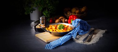 Lezzetli kızarmış patates ve karides tavası.