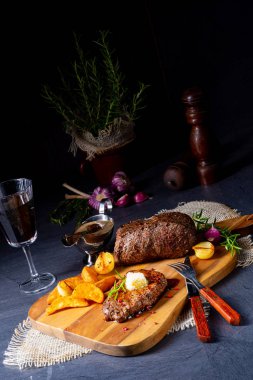 Otlar ve patates takozları ile tereyağı Beef Steak