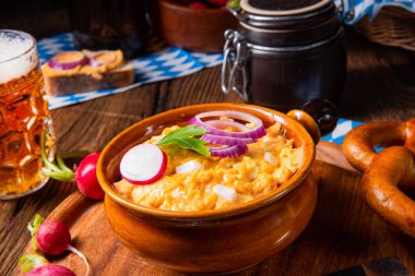 Turp ve soğanlı rustik Bavyera obazda