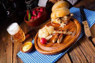 Rus usulü lahana turşulu sucuklu sucuk ve rulo.