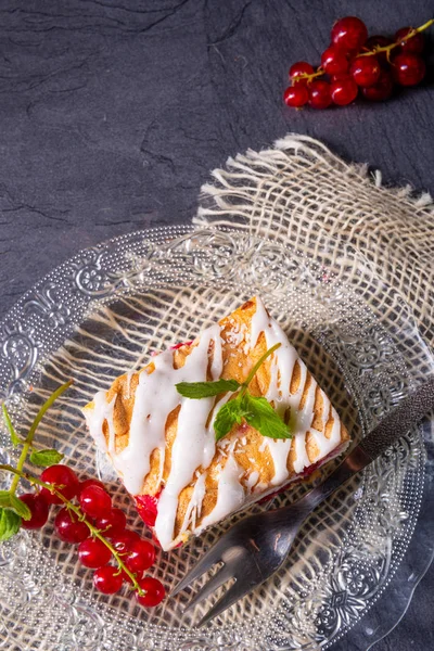 Tarta Queso Con Merengue Grosellas Rojas — Foto de Stock